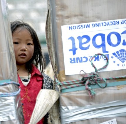 Permalink to Cobat: la missione in Nepal diventa una mostra fotografica 01 Dall'altro lato delle colonne_Namche bazar 3500 mt Nepal_eds