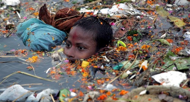 Un bambino nuota nel Gange, fiume sacro per gli indiani