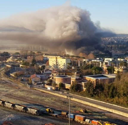Permalink to Rifiuti: Incendio al TMB Salario, una nube nera avvolge Roma nord Incendio al TMB Salario
