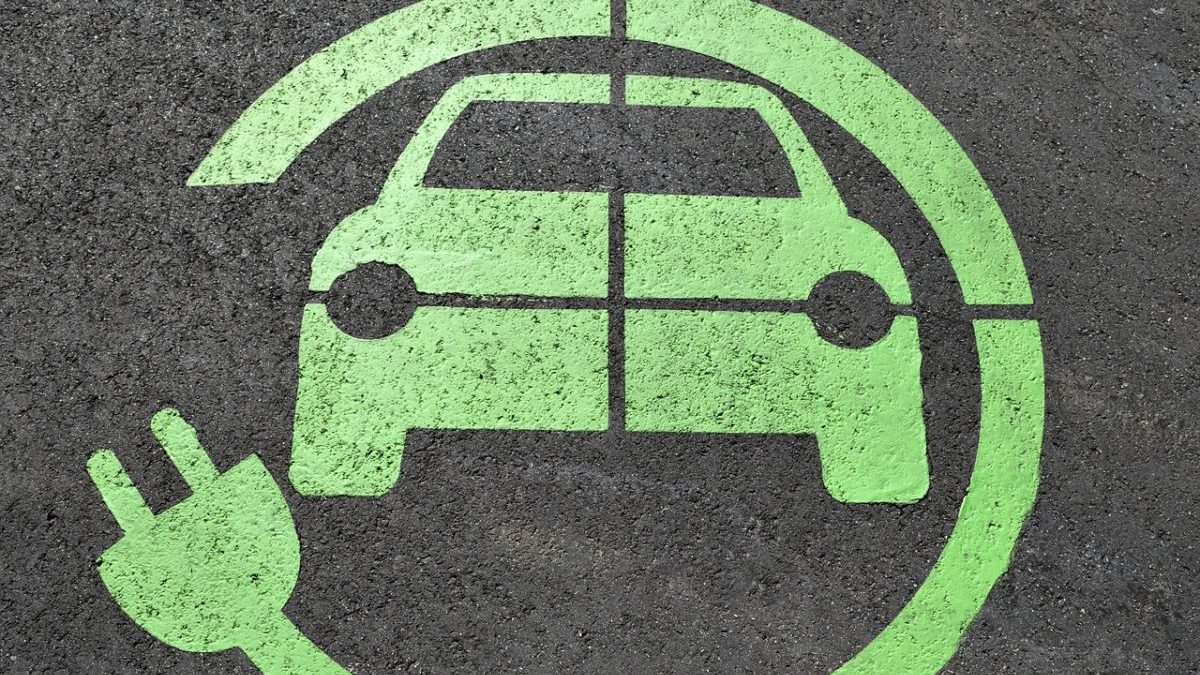 Auto elettriche: nel 2027 costeranno meno di quelle a petrolio