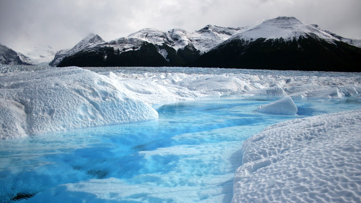 Crisi climatica: la Groenlandia si scioglie sotto la pioggia