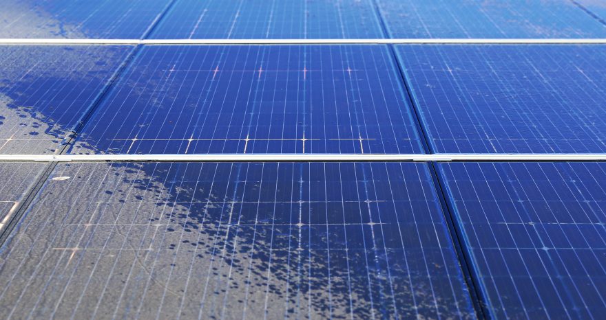 Rinnovabili • Pulire i pannelli solari senza acqua