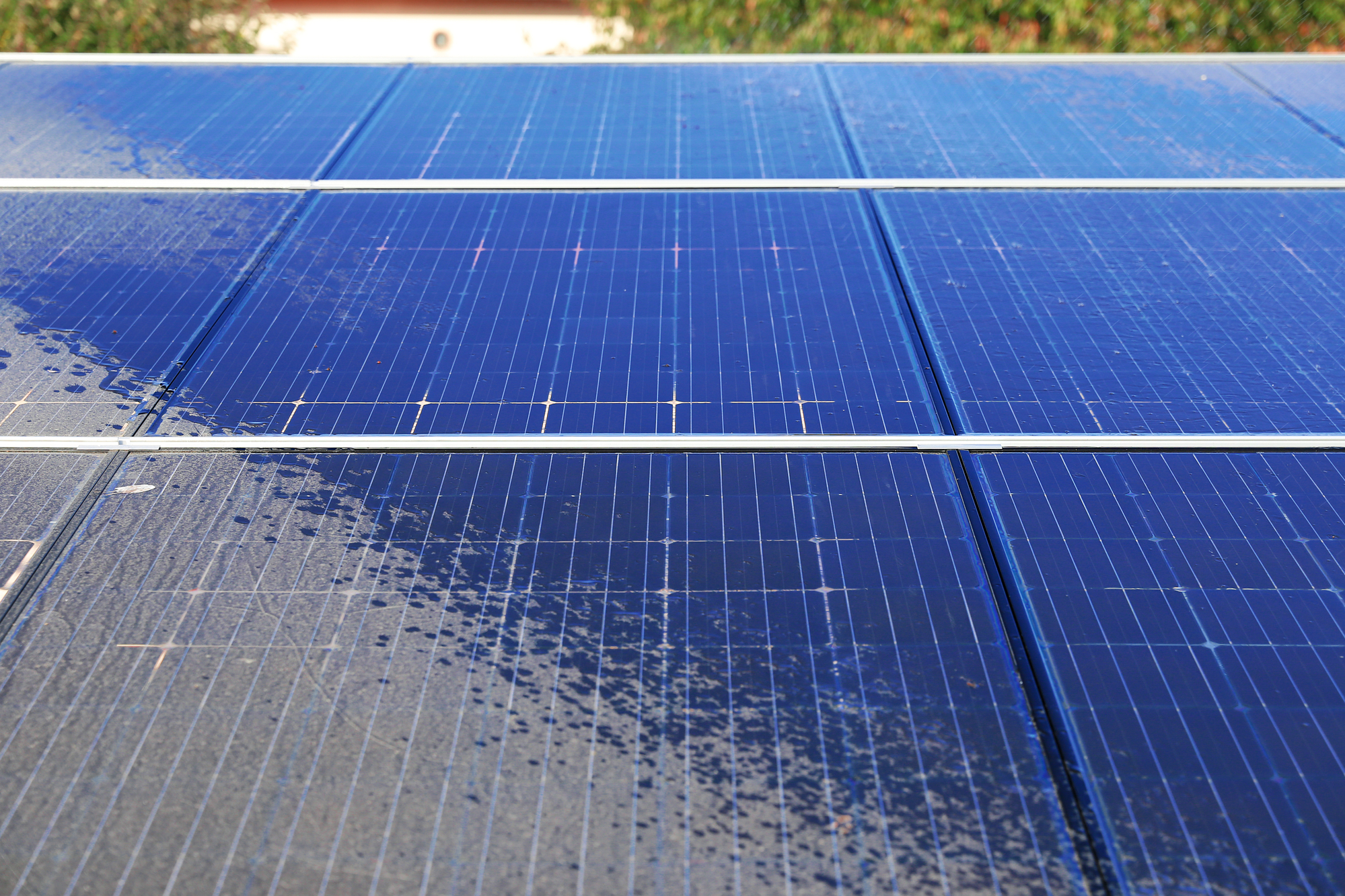 Pulire i pannelli solari senza acqua
