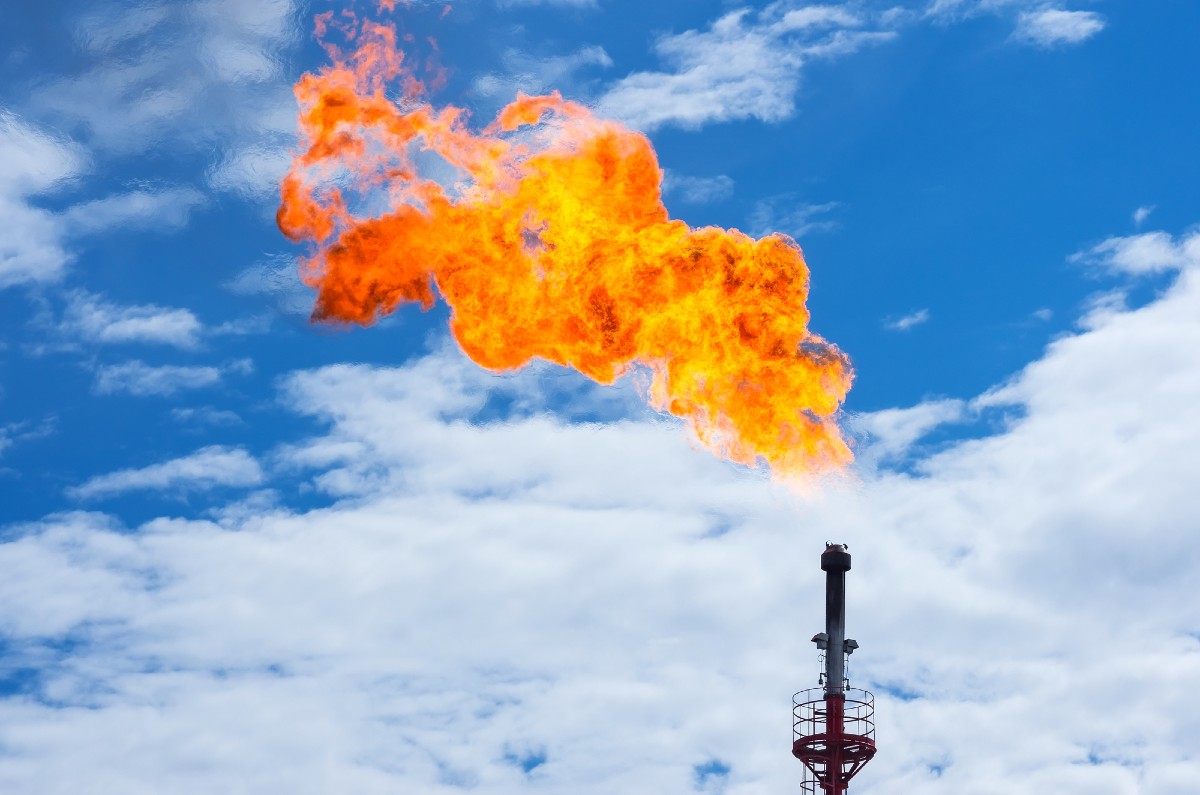 Flaring di gas: emette 5 volte più metano del previsto
