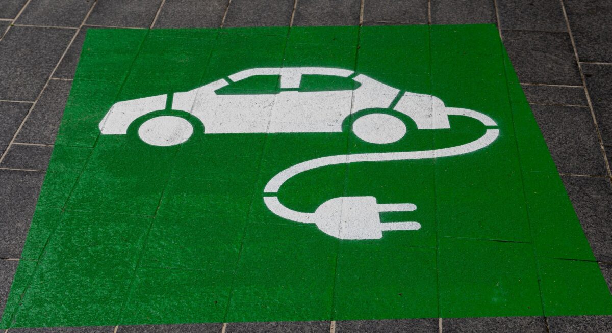 Mercato delle auto elettriche in Europa: le nuove BEV calano all’11%