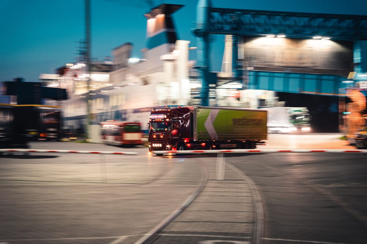 Emissioni mezzi pesanti, UE: -90% nel 2040 per i camion