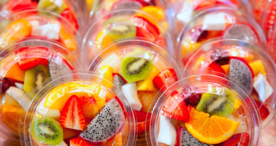 Rinnovabili • plastica monouso nelle confezioni di cibi per le scuole