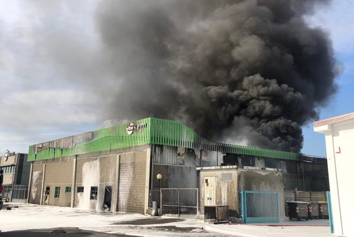 Incendio Novara: Arpa, finora nessun pericolo per il rogo alla Kemi