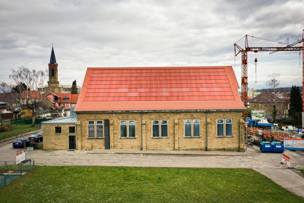tetto fotovoltaico rosso