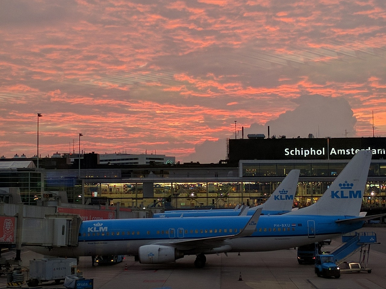 Aeroporti sostenibili: Schiphol dice stop a jet privati e voli notturni