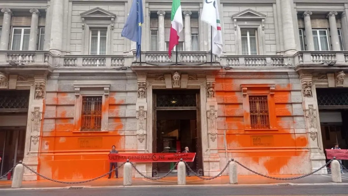 Reato di imbrattamento: multe e carcere per gli attivisti del clima