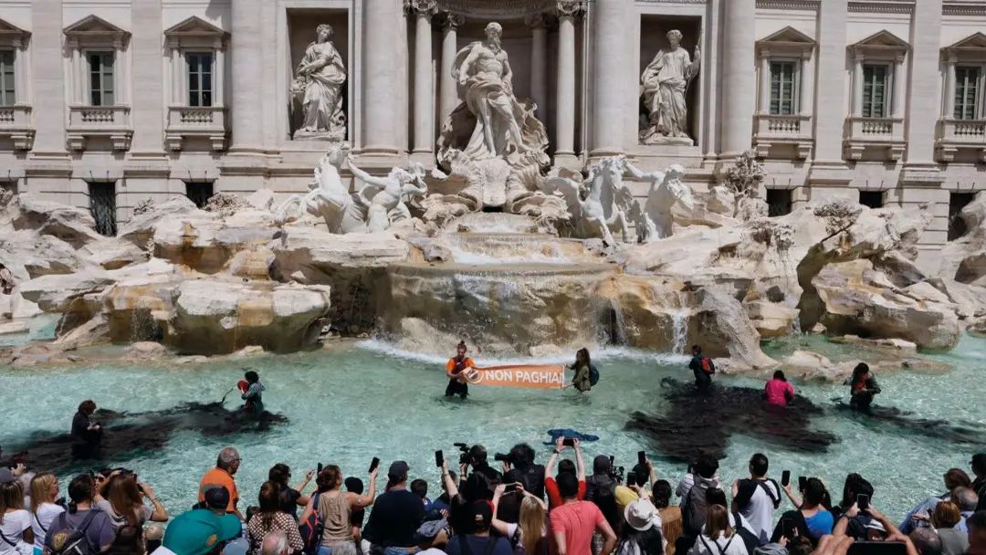 Fontana di Trevi: acqua nera, la protesta di Ultima Generazione