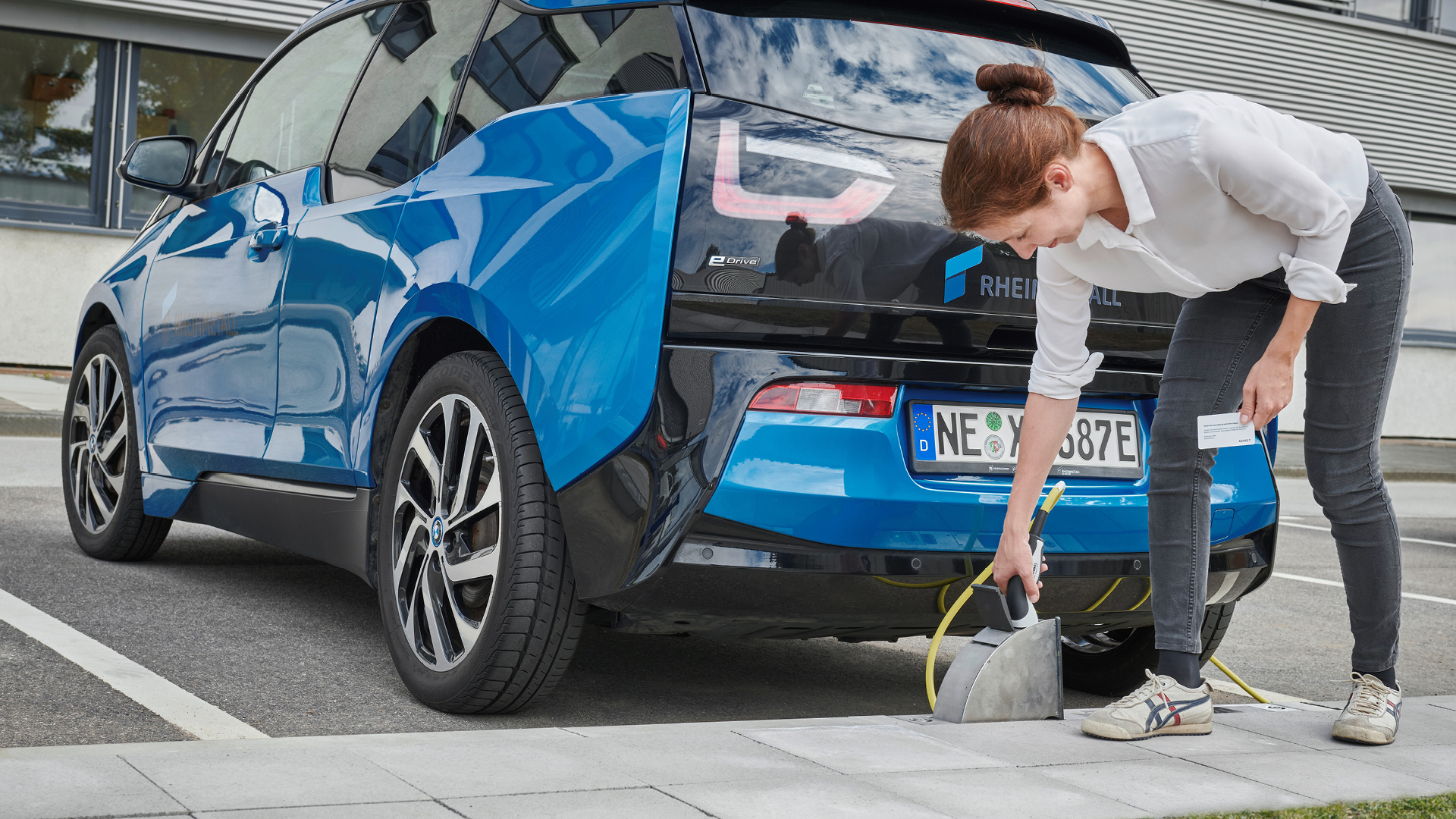 Ricarica auto elettriche: la soluzione si nasconde nel marciapiede