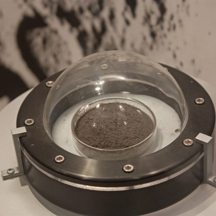 Rinnovabili • Celle solari con polvere lunare