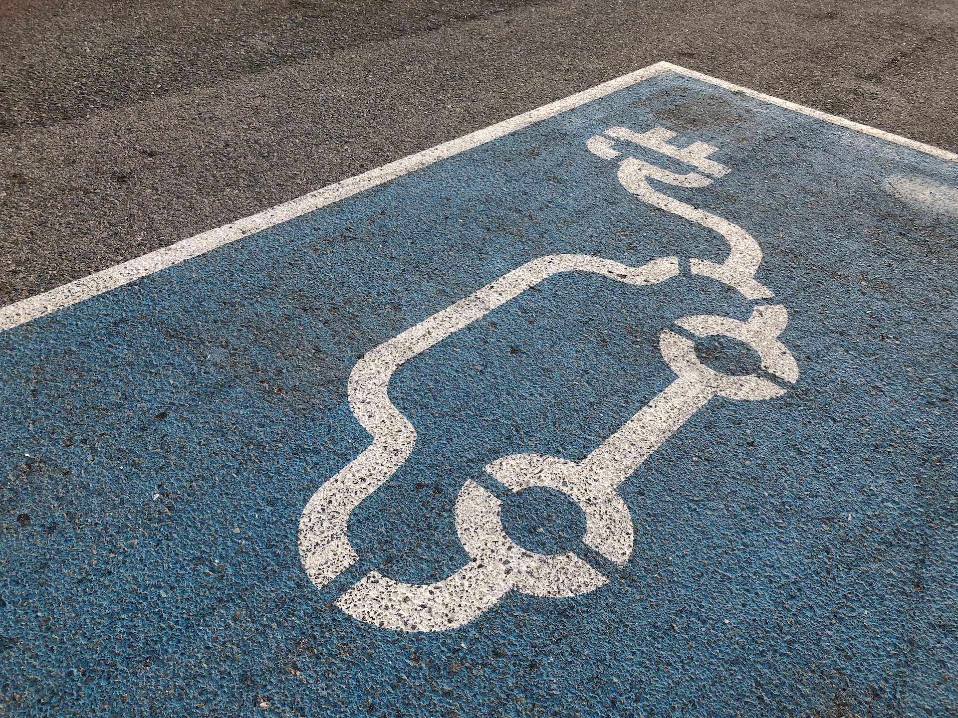 Auto elettriche in UE: a giugno BEV batte diesel per la 1° volta