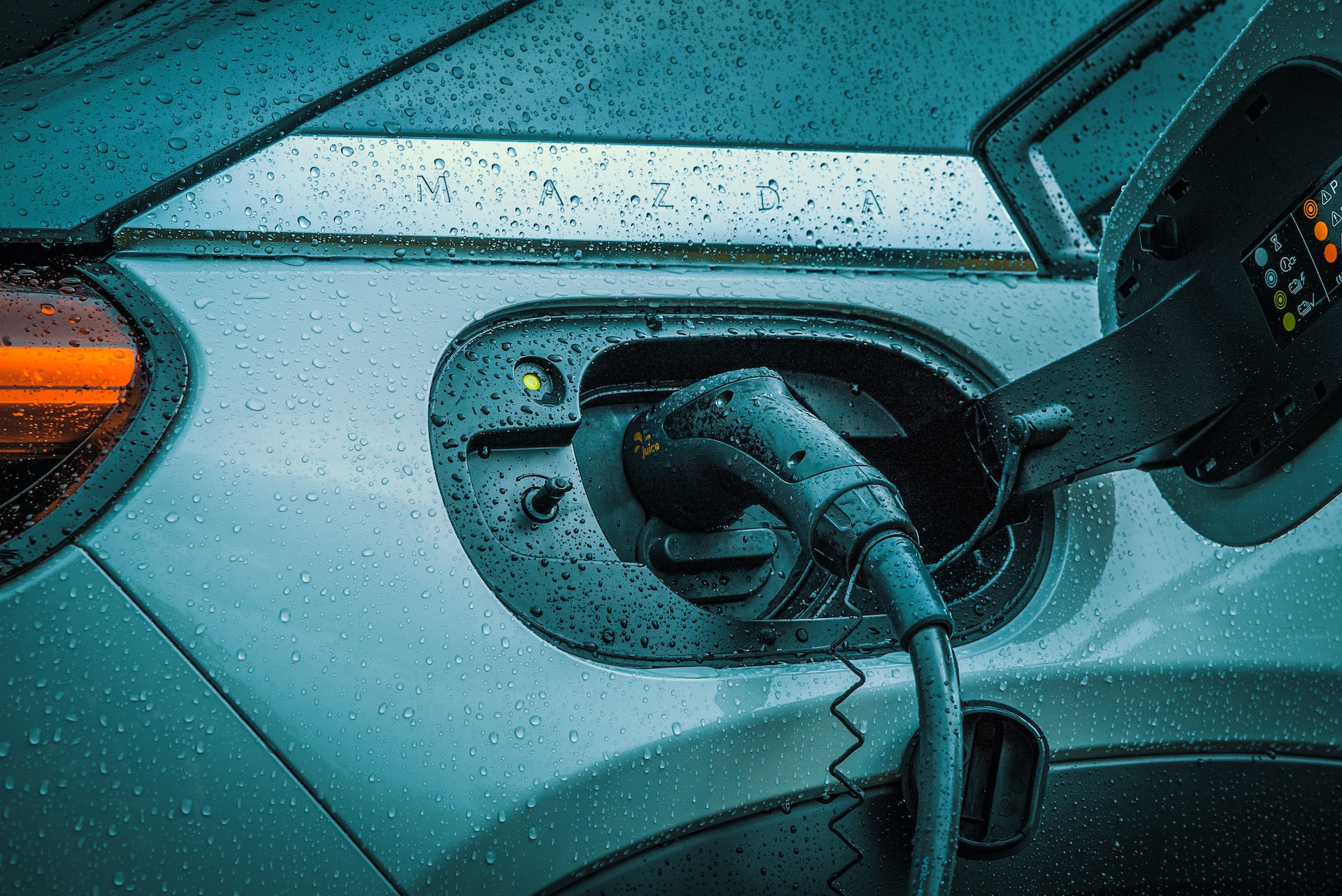 Mercato auto elettriche: gli EV non sfondano, le colonnine sì