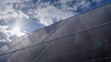 Rinnovabili • Previsioni Fotovoltaico 2024: verso 592 GW di nuova capacità ma l'industria boccheggia