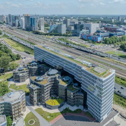 Rinnovabili • Tripolis Park, il grattacielo green costruito per proteggere tre edifici storici