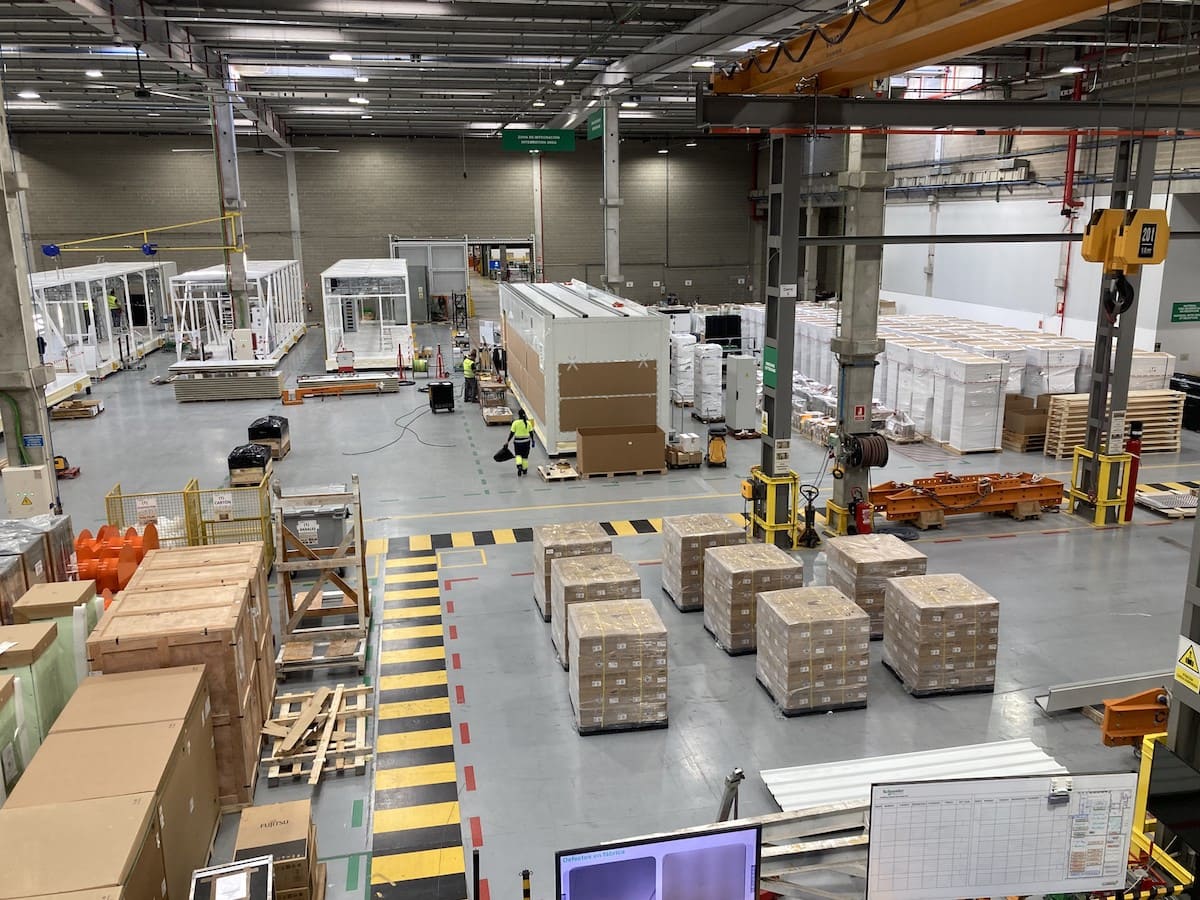 Schneider Electric aumenta la capacità produttiva del suo più grande stabilimento europeo dedicato ai data center