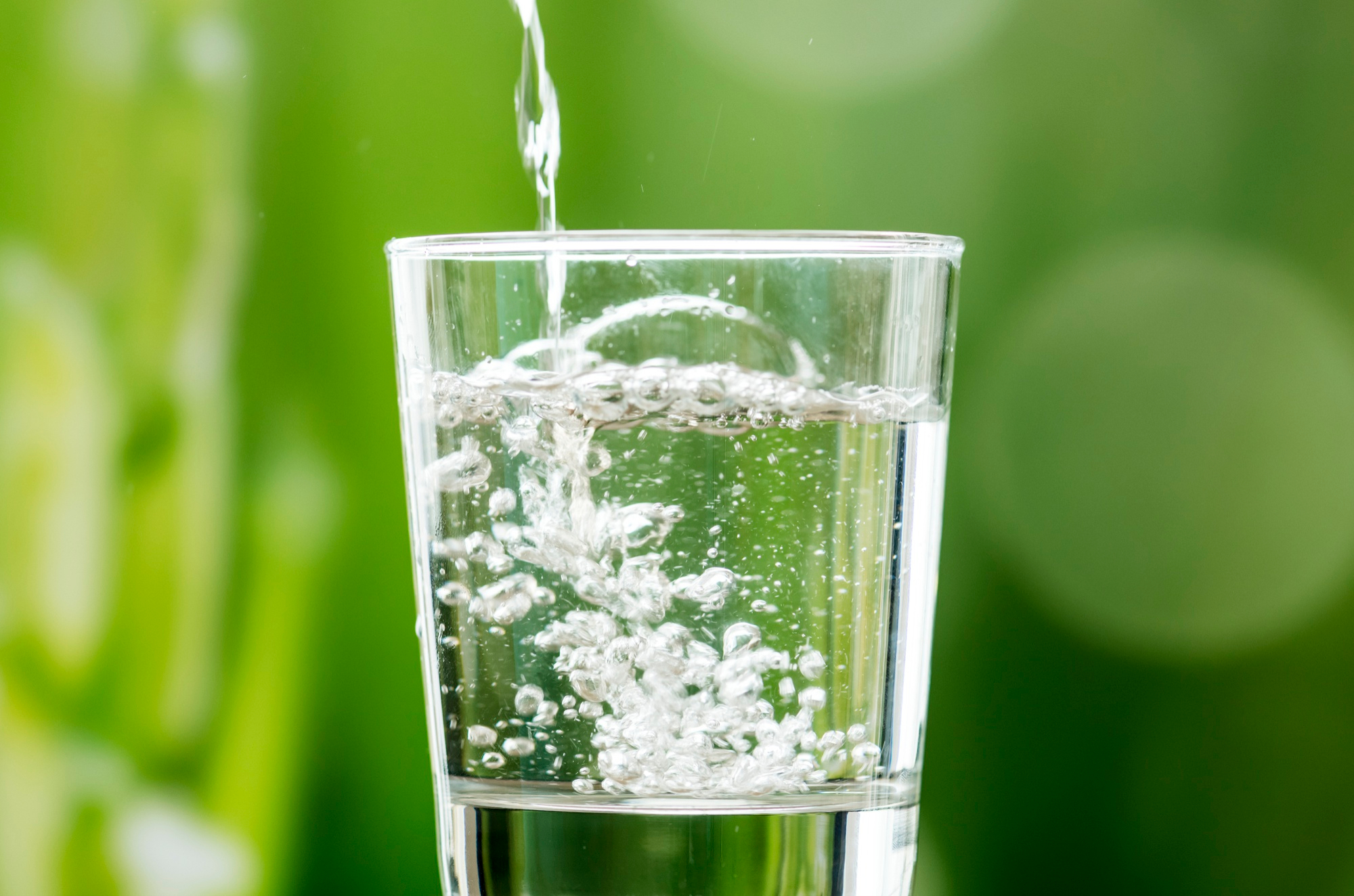 L’acqua dolce scarseggia? Si può estrarre dall’aria con un aerogel