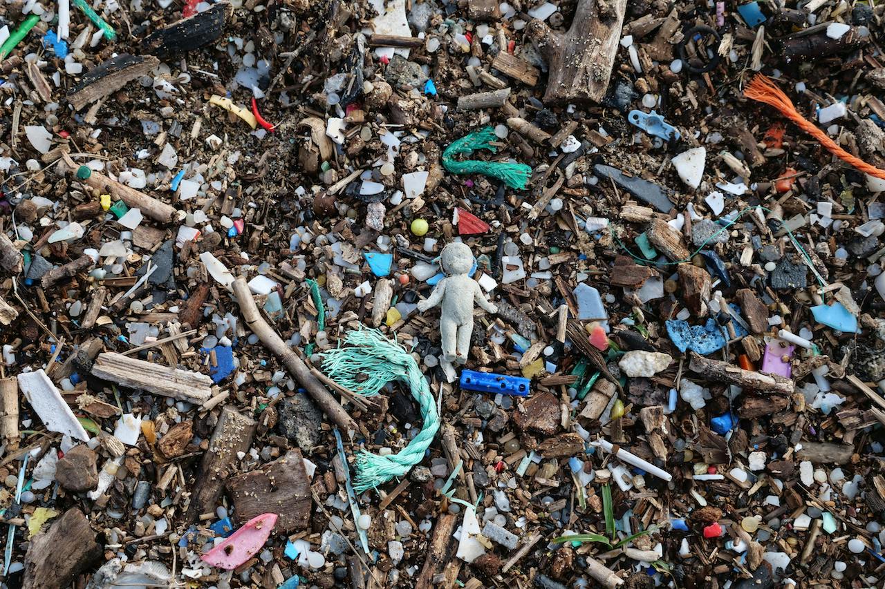 Le microplastiche nell'aria potrebbero causare tumori ai polmoni e al colon