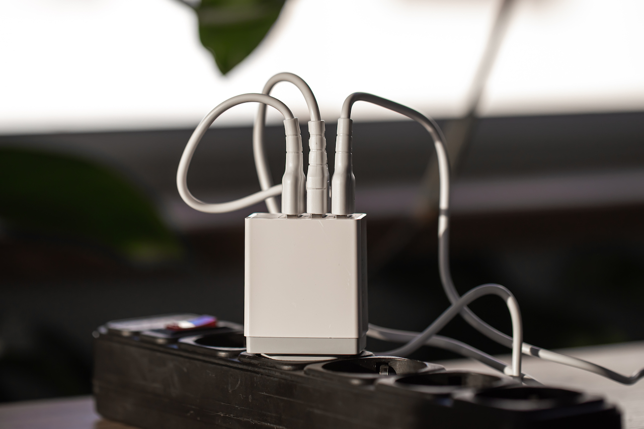 Carica batterie, lo standard diventa la porta Usb-C: Apple ha perso