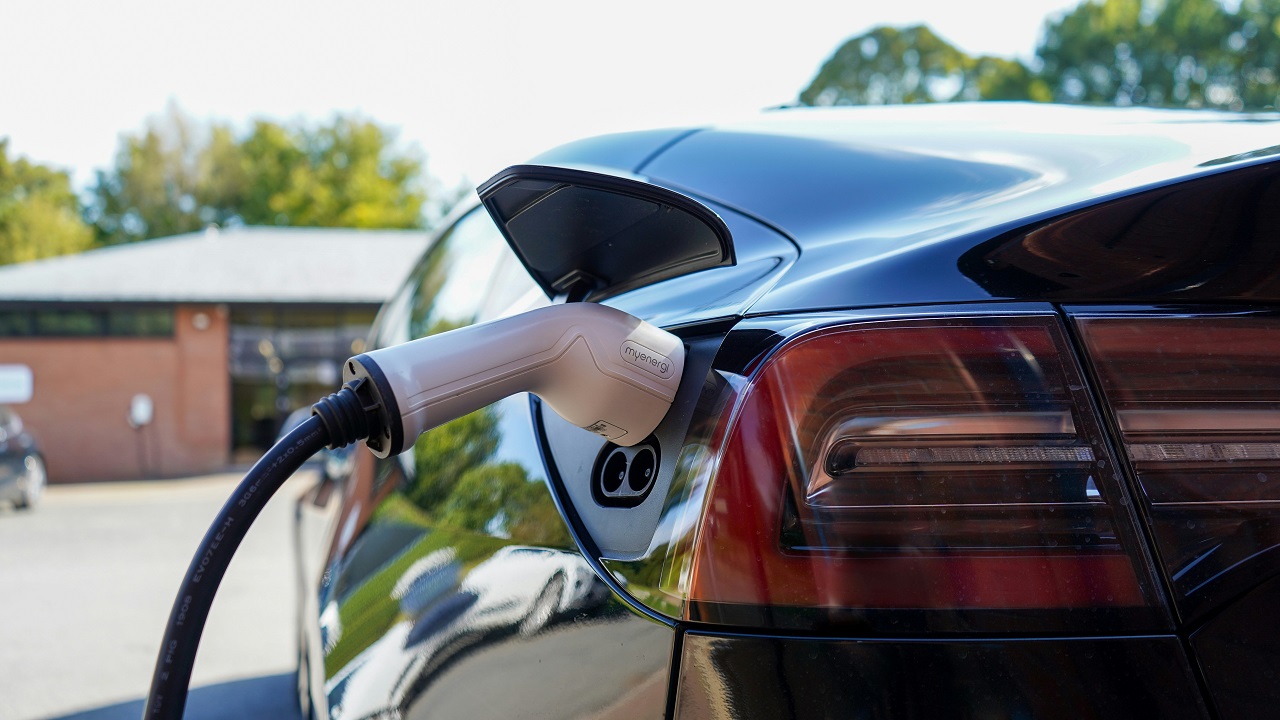 Auto elettriche, l'Italia agli ultimi posti: quota di mercato al 4,1%