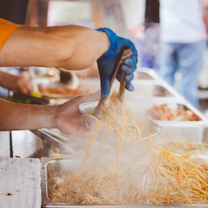Rinnovabili • Street food al microscopio: cosa stiamo realmente mangiando?