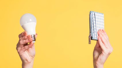 Rinnovabili • Aumento bollette luce e gas: rincari fino al 28% a inizio 2025