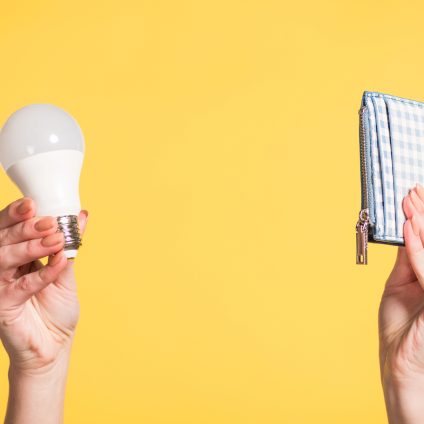 Rinnovabili • Aumento bollette luce e gas: rincari fino al 28% a inizio 2025