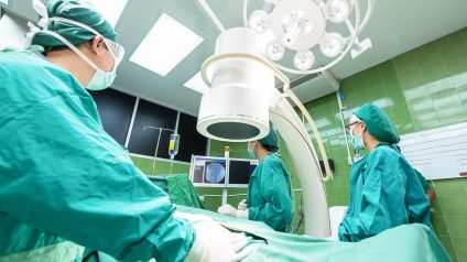 Rinnovabili • Quanto inquina la sala operatoria? Studio evidenzia come ridurre emissioni