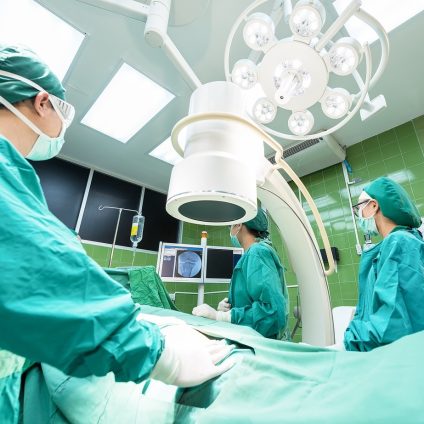 Rinnovabili • Quanto inquina la sala operatoria? Studio evidenzia come ridurre emissioni