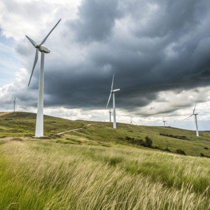 Rinnovabili • Capacità rinnovabile mondiale, con +585 GW nel 2024 superati i 4,4 TW totali
