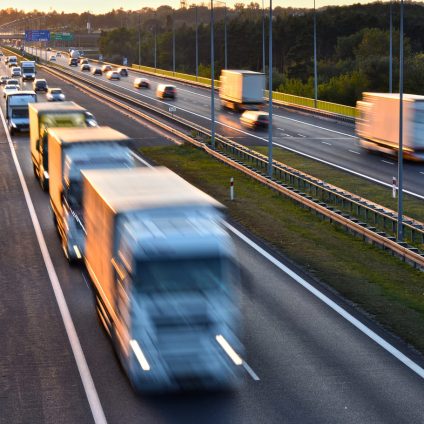 Rinnovabili • Emissioni gas serra Italia: nel 2023 -6,8%, crescono solo i trasporti