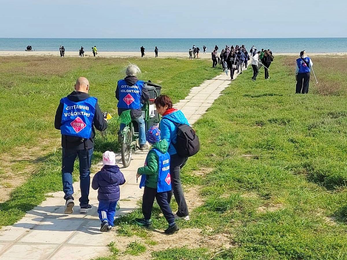 Rinnovabili • EARTH DAY 2025: CON RETAKE IN TUTTA ITALIA “RIGENERARE È RIVOLUZIONARIO”