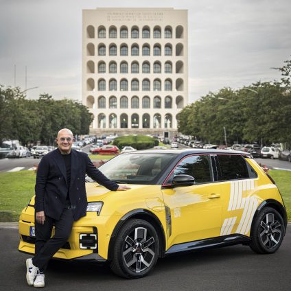 Rinnovabili • Successo Renault in Italia: Car of the Year, elettrificazione e sfide globali. L'intervista a Renato Fusilli