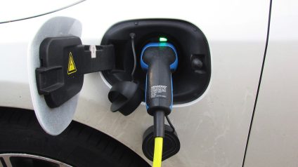 Rinnovabili • Immatricolazioni auto: boom di ibride plug-in e BEV in Europa, Tesla in picchiata. Bene l'Italia