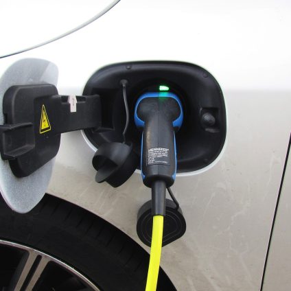 Rinnovabili • Immatricolazioni auto: boom di ibride plug-in e BEV in Europa, Tesla in picchiata. Bene l'Italia