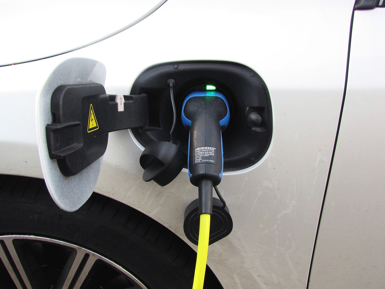Auto elettriche: boom di ibride plug-in e BEV in Europa, Tesla in picchiata. Bene l'Italia
