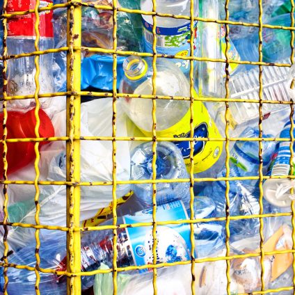Rinnovabili • Plastica globale: solo il 9,5% viene davvero riciclato