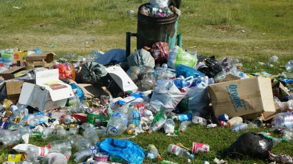 Rinnovabili • Il viaggio della plastica inizia e finisce male: solo il 9,5% riciclata. Incenerita il 34%