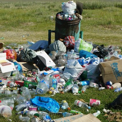 Rinnovabili • Il viaggio della plastica inizia e finisce male: solo il 9,5% riciclata. Incenerita il 34%