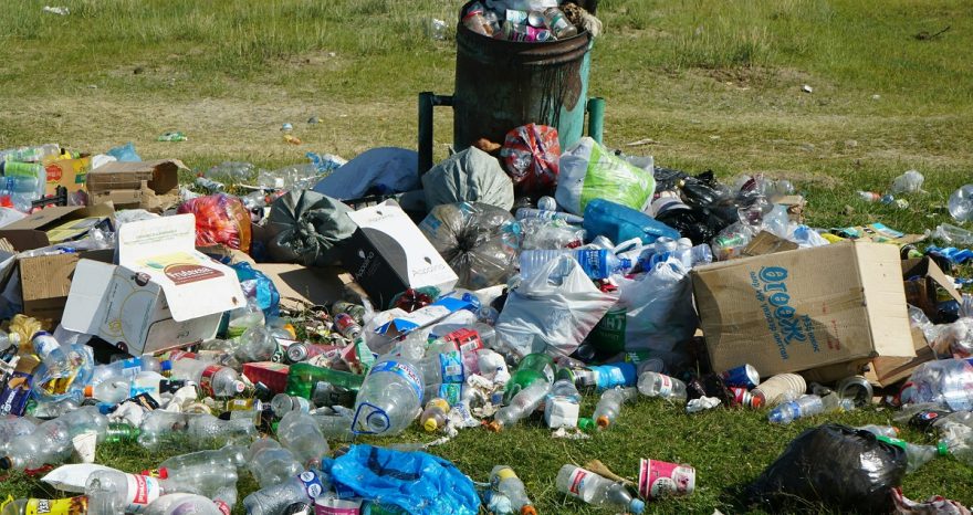 Rinnovabili • Il viaggio della plastica inizia e finisce male: solo il 9,5% riciclata. Incenerita il 34%
