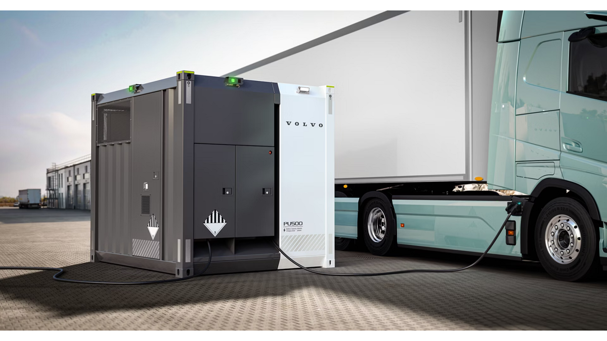 Volvo lancia il sistema d’accumulo mobile che può ricaricare fino a 3 truck elettrici al giorno
