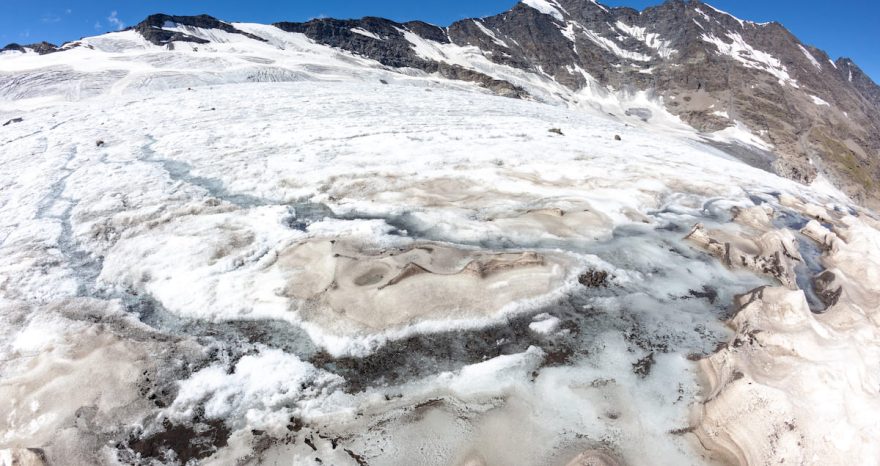 Rinnovabili • Crollo del ghiacciaio in Svizzera, Alpi e Pirenei si riscaldano più del doppio rispetto al resto del mondo