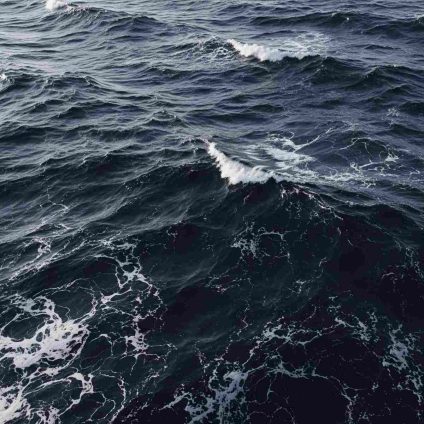 Rinnovabili • Oscuramento oceani: Lo studio dell’Università di Plymouth pubblicato sulla rivista scientifica Global Change Biology rivela l’oscuramento degli oceani su scala globale, con impatti sulla biodiversità e sulla zona fotica, vitale per la fotosintesi marina.