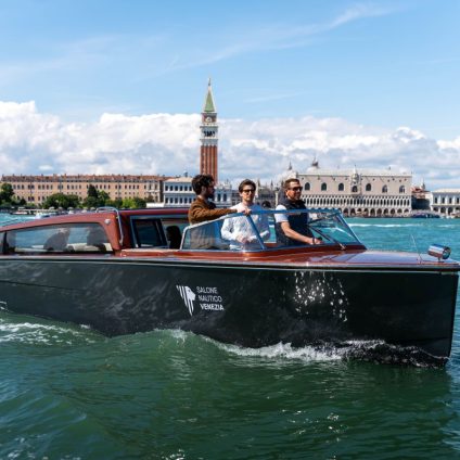 Rinnovabili • Repower presenta Lucietta, il primo taxi veneziano “nativo elettrico” 