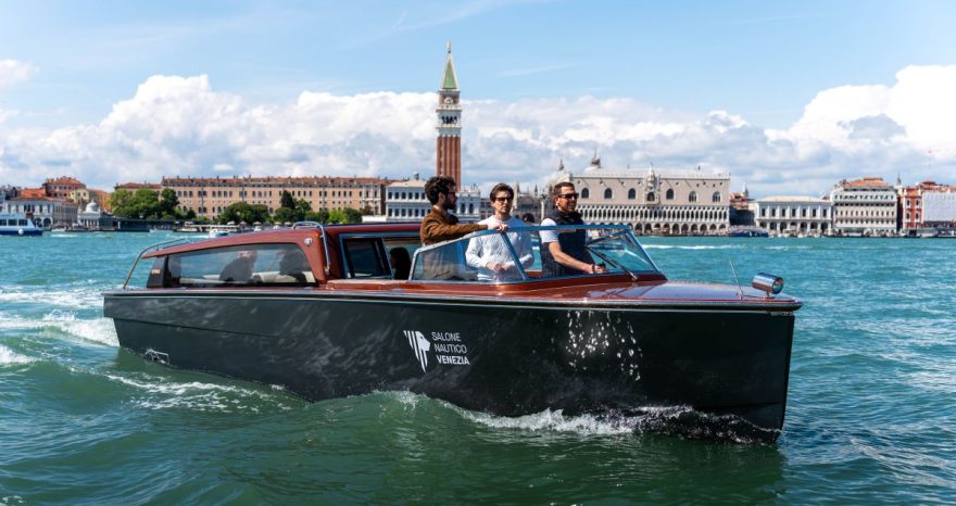 Rinnovabili • Repower presenta Lucietta, il primo taxi veneziano “nativo elettrico” 