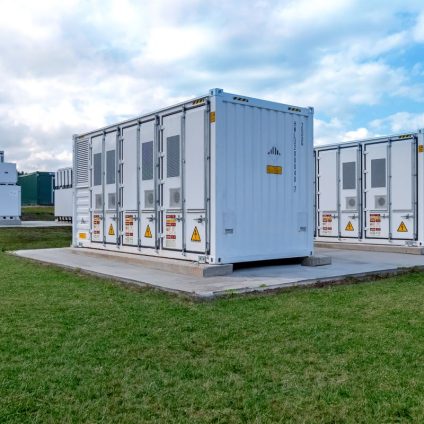 Rinnovabili • BayWa r.e. completa la vendita del suo più grande progetto di accumulo di energia a batteria in Europa