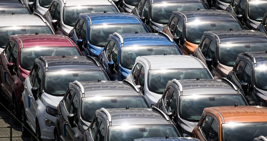 Rinnovabili • Perché l'automobile è in crisi? Uno studio indaga cosa accade al mercato globale